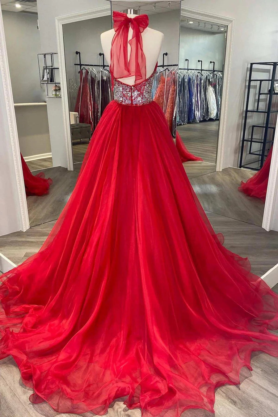 Vestido de fiesta de corte A con cuentas, cuello halter y espalda descubierta